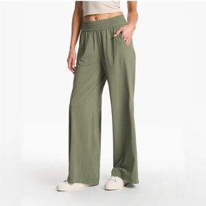 Vuori Villa Wideleg Pants in Pistachio - M